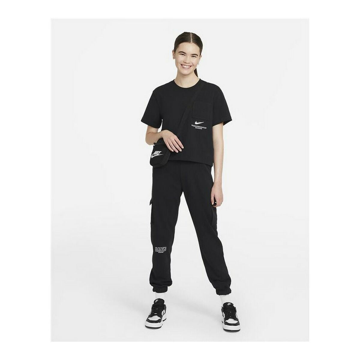 Camiseta de manga corta para mujer Nike Sportswear Swoosh negra