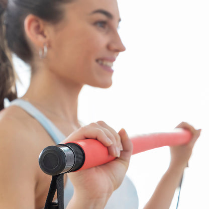 Barra de fitness con bandas de resistencia y guía de ejercicios.